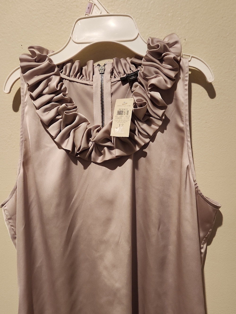 ❤️ NWT! ANN TAYLOR SATIN RUFFLE NECK SLEEVELESS BLOUSE / TOP, 12 - Picture 2 of 9